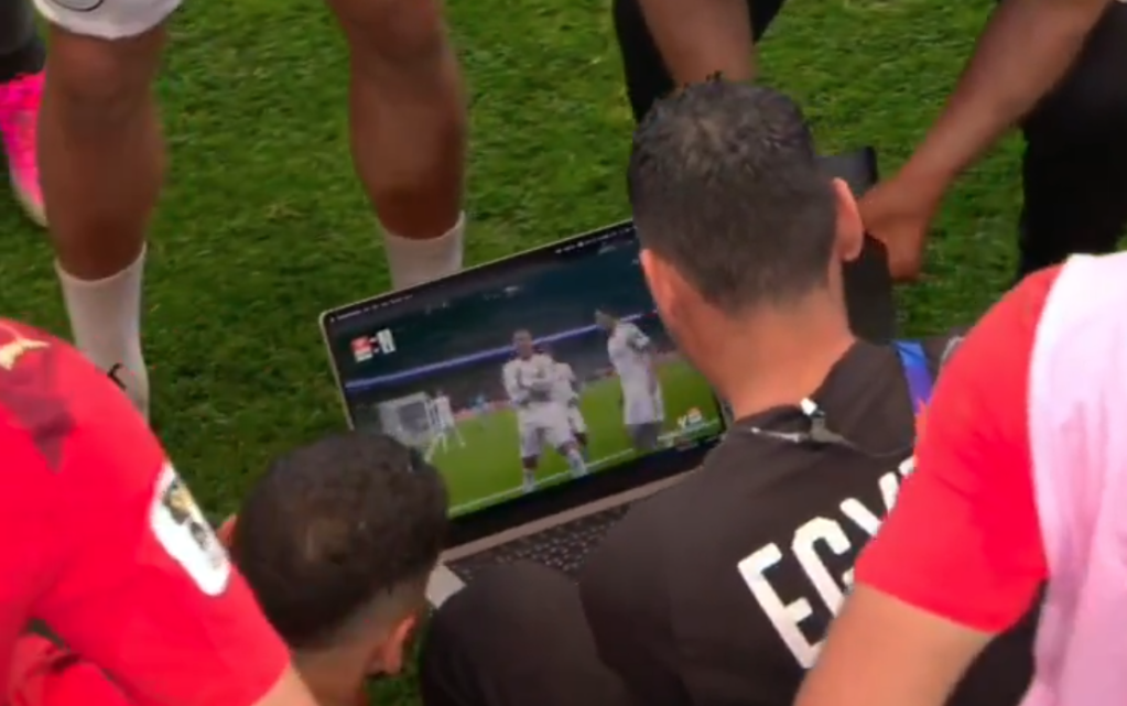 Jogadores do Egito assistindo um pênalti cobrado pelo Real Madrid antes da disputa contra a Austrália, pela Copa do Mundo