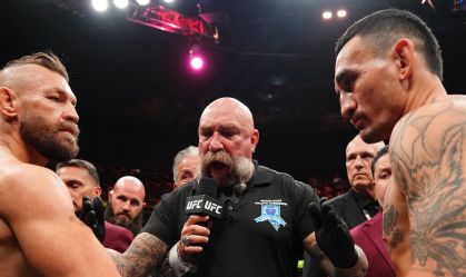 Conor McGregor e Max Holloway após o final da luta no UFC 329