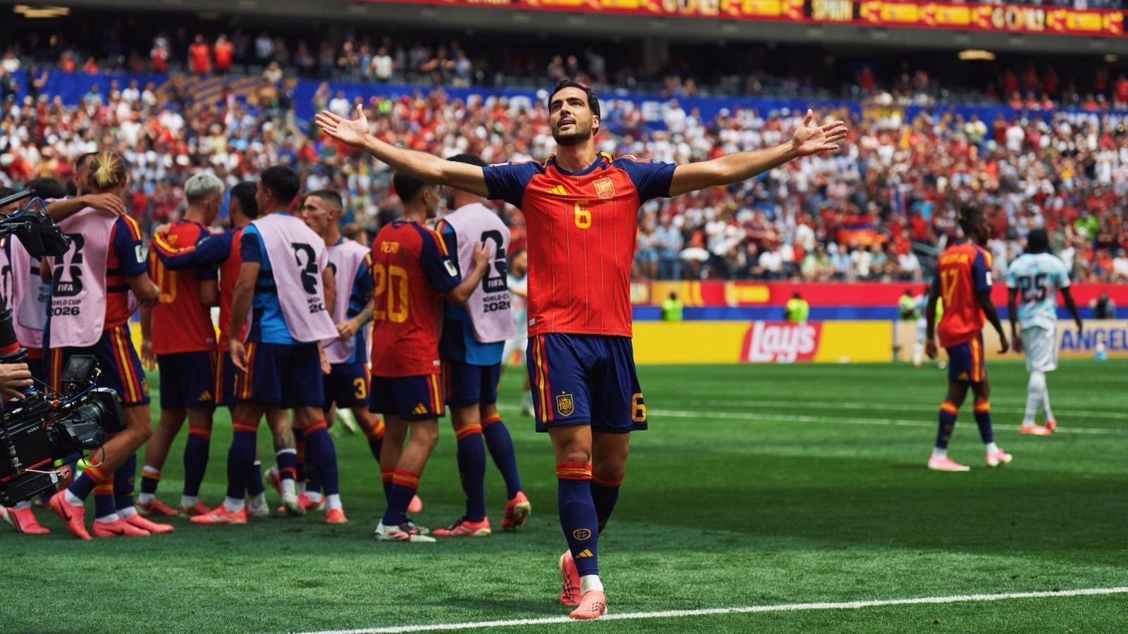 Mikel Merino e os jogadores da Espanha comemorando o gol da vitória sobre a Bélgica, pelas quartas de final da Copa do Mundo