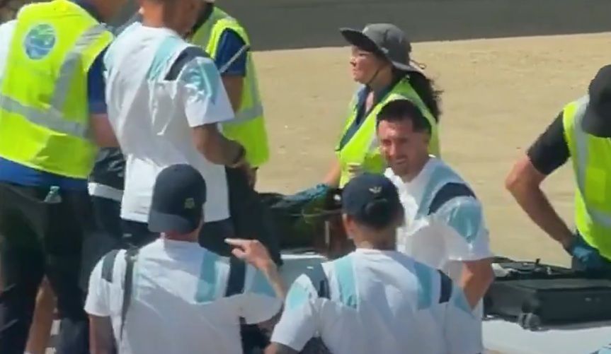 Messi mostra bom humor ao ser revistado em aeroporto em Miami