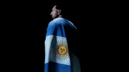 Messi enrolado em bandeira da Argentina