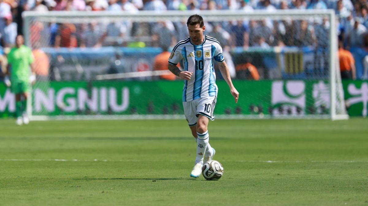 Paredes avalia futuro na Argentina após suspensão e aposentadoria de Messi
