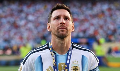 Imagem de destaque do post: Copa: Messi vai às lágrimas ao receber medalha de prata após vice