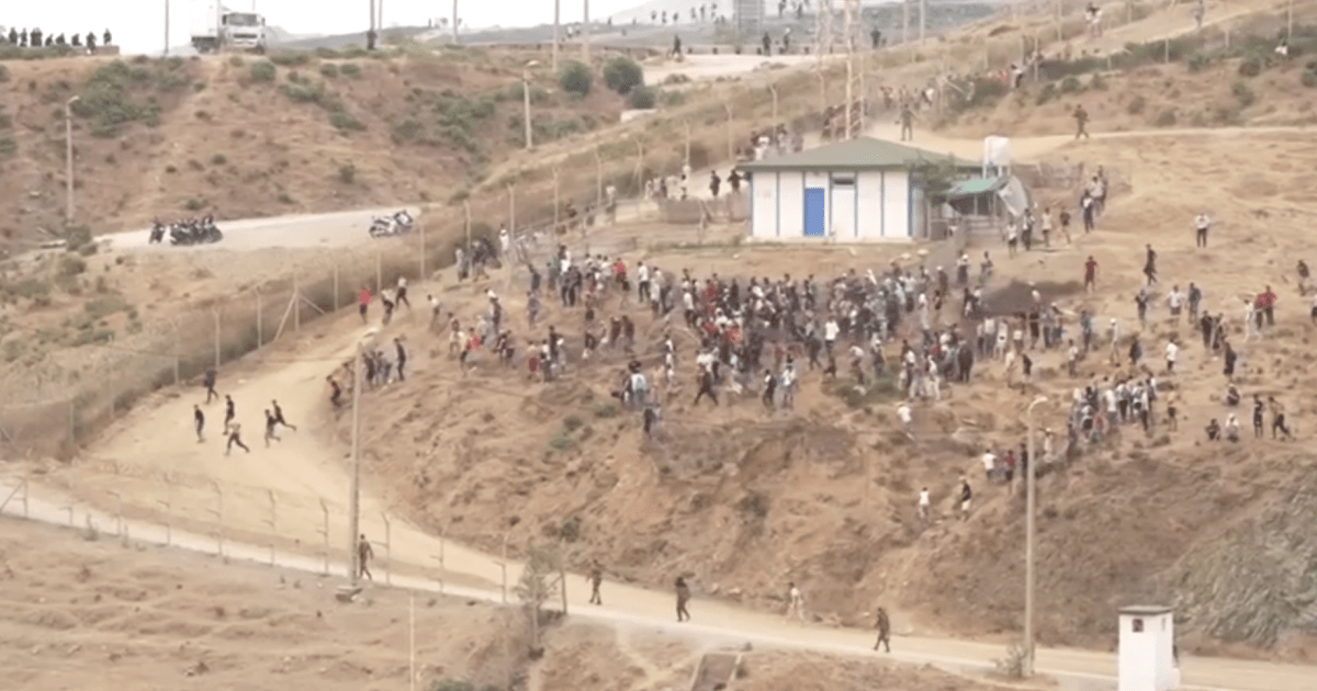 Veja momento em que multidão de migrantes corre para território da Espanha