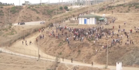 Veja momento em que multidão de migrantes corre para território da Espanha