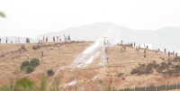 Vídeo: Polícia da Espanha lança bombas de fumaça contra migrantes