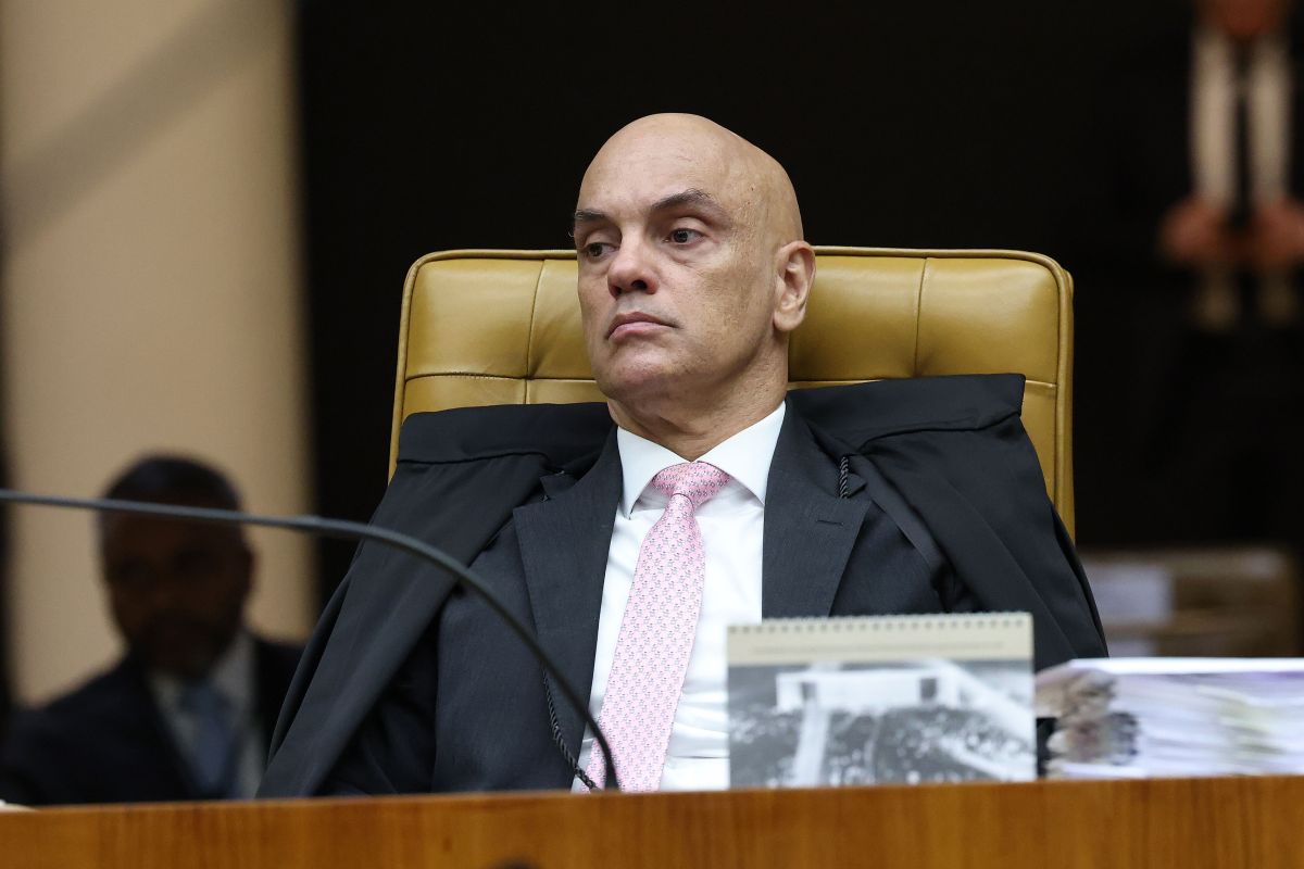 Moraes dá 48 horas para Daniel Silveira explicar vídeo com Portinho