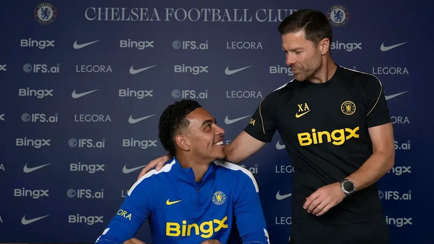 Morgan Rogers, novo reforço do Chelsea, ao lado do técnico Xabi Alonso,