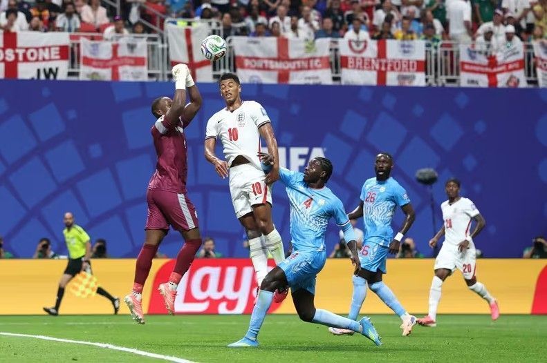 Lionel Mpasi, goleiro da RD Congo que fez grandes defesas contra Inglaterra