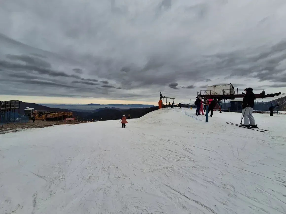 Uma fina camada de neve cobre uma pista de esqui em El Colorado, em meio à seca prolongada que afeta o Chile • CNN