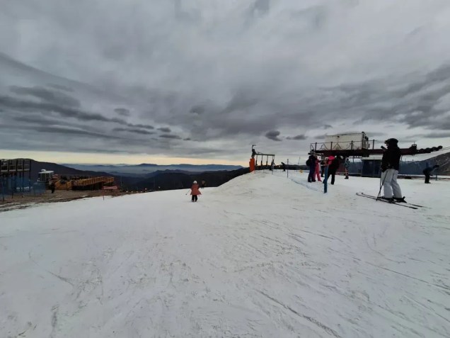 Uma fina camada de neve cobre uma pista de esqui em El Colorado, em meio à seca prolongada que afeta o Chile • CNN
