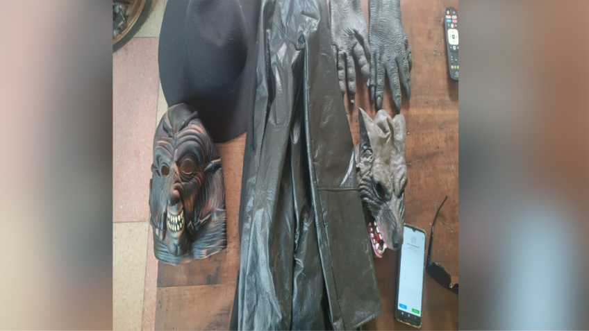 Os policiais do 10º BPM conduziram o homem e apreenderam uma capa preta, luvas, máscaras de fantasias e um chapéu preto, utilizados na ação • PMPE