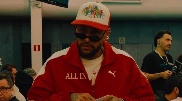 Leilão de Neymar tem poker com o craque e camisa assinada por Pelé; veja