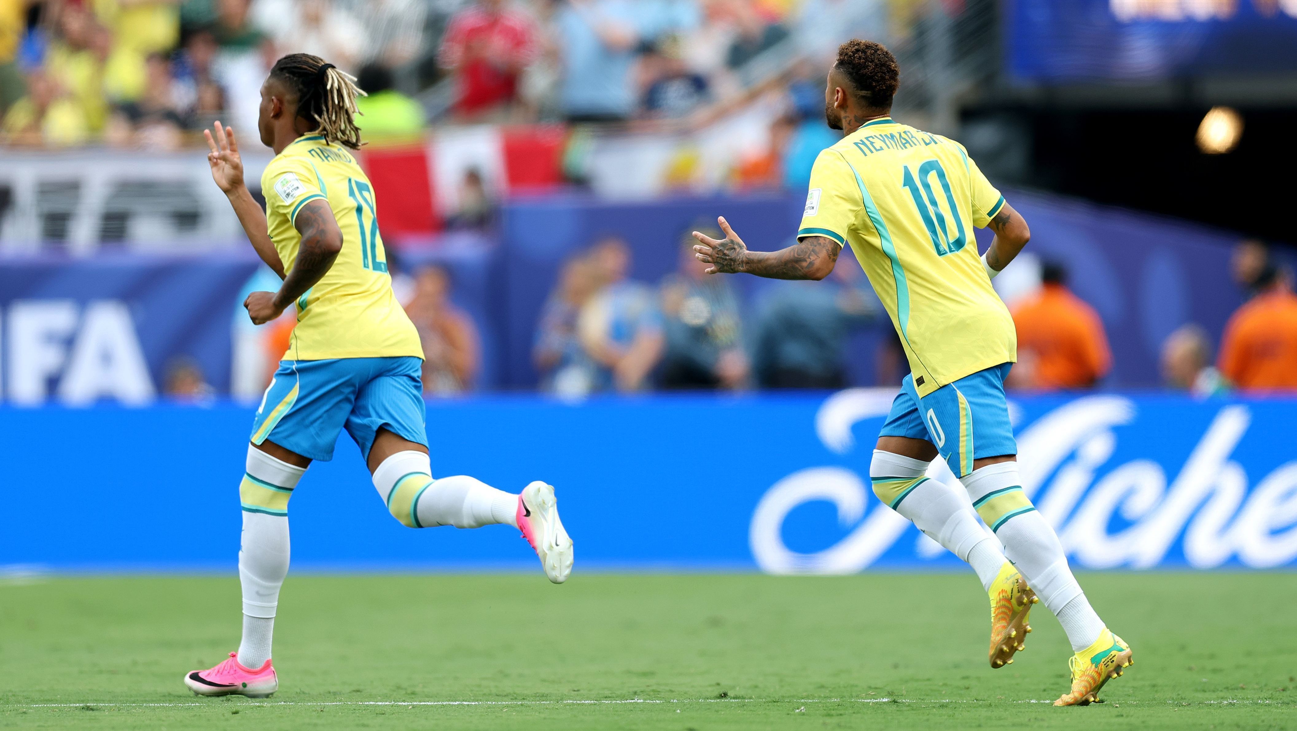 Danilo Santos e Neymar entrando em campo na partida entre Brasil e Noruega, válida pelas oitavas de final da Copa do Mundo