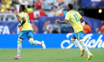 Danilo Santos e Neymar entrando em campo na partida entre Brasil e Noruega, válida pelas oitavas de final da Copa do Mundo