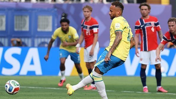 Momento do gol de pênalti de Neymar contra a Noruega, pela Copa do Mundo