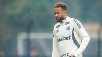 Com Neymar de volta, Santos tenta se afastar do Z4 do Brasileirão