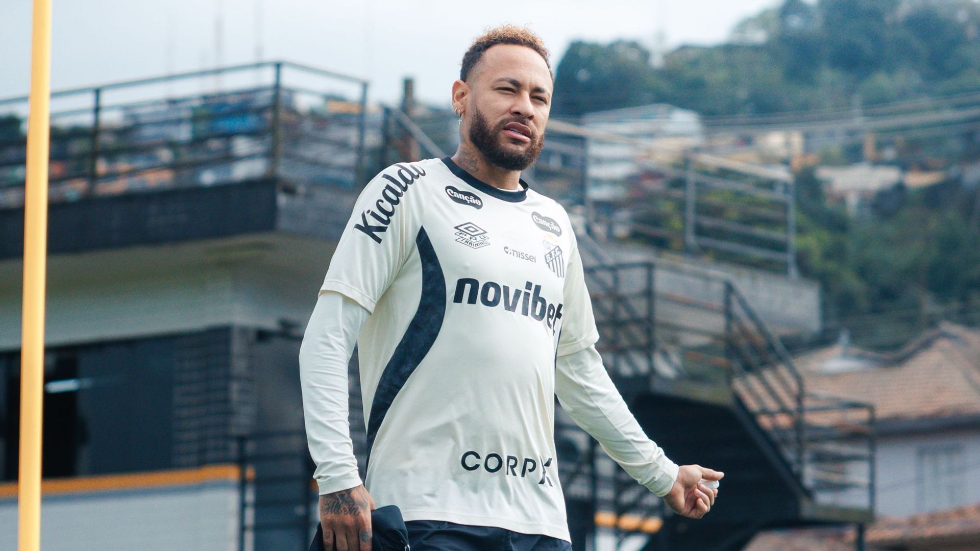 Neymar em treino do Santos antes de jogo contra o Remo