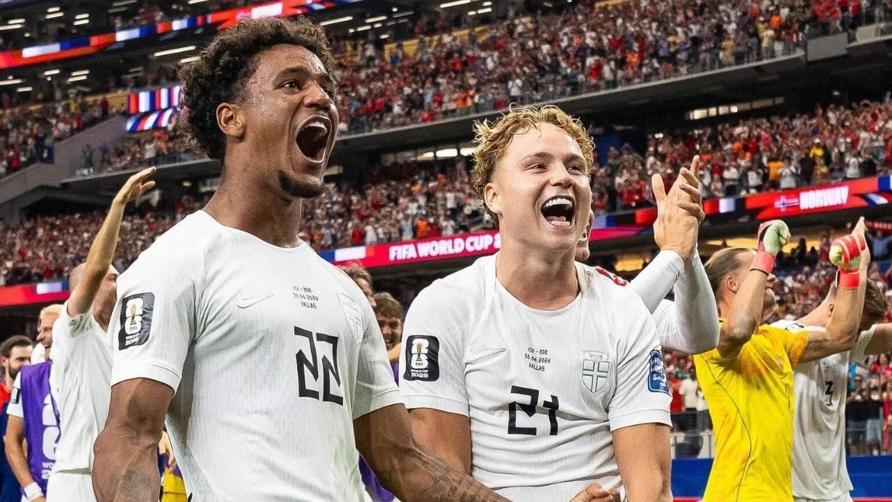 Jogadores da Noruega comemorando a classificação às oitavas de final da Copa do Mundo