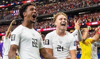 Jogadores da Noruega comemorando a classificação às oitavas de final da Copa do Mundo