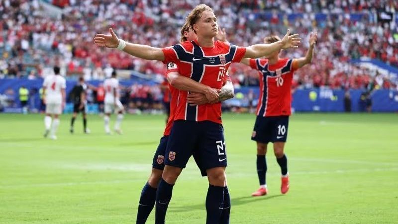 Andreas Schjelderup celebra seu gol pela Noruega, em duelo contra Inglaterra