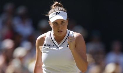 Linda Noskova comemora ponto em Wimbledon