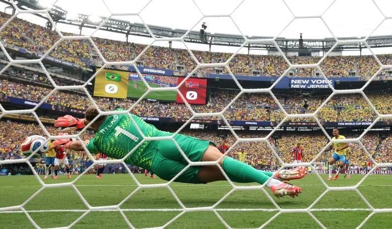 Nyland defende pênalti de Bruno Guimarães