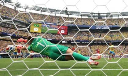 Nyland defende pênalti de Bruno Guimarães