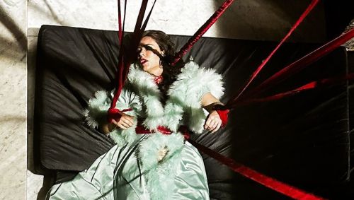 Atriz é protagonista do longa de terror "Herança de Narcisa"