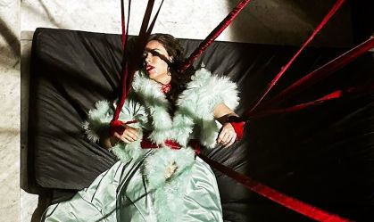 Atriz é protagonista do longa de terror "Herança de Narcisa"