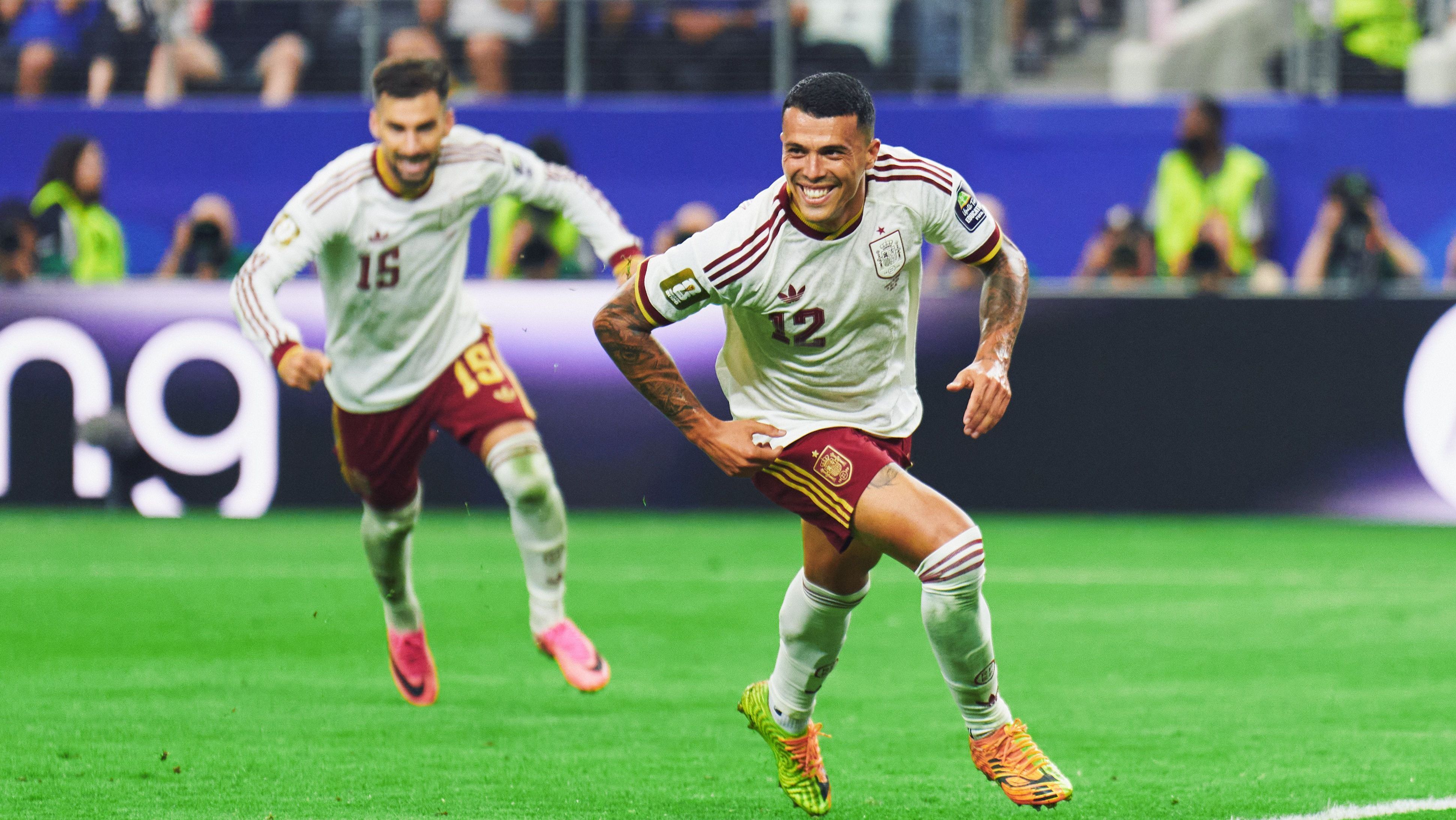 Pedro Porro, da Espanha, comemorando seu gol diante da França, em jogo pela semifinal da Copa do Mundo