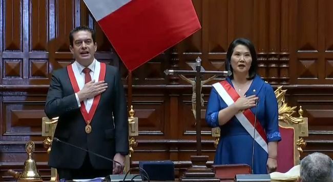 Em posse, Keiko Fujimori promete firmeza e coragem para “encarar realidade”