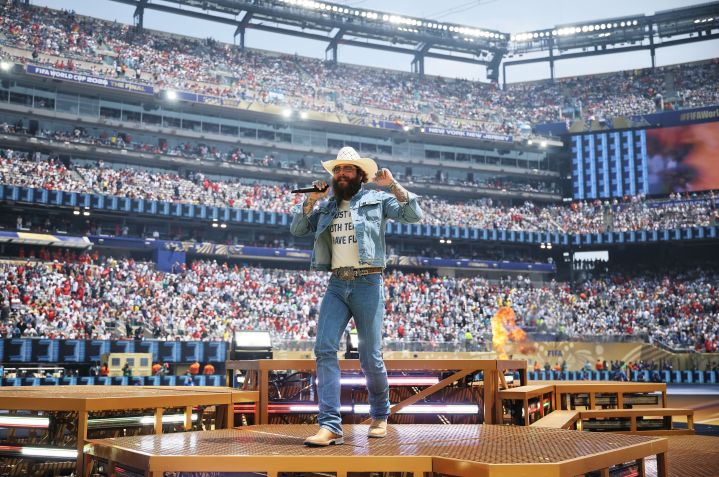 Post Malone durante a cerimônia de encerramento • Hector Vivas - FIFA/FIFA via Getty Images