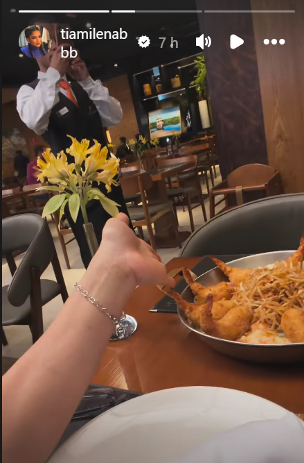 Milena mostra prato no restaurante Coco Bambu • Reprodução/Instagram/tiamilenabbb