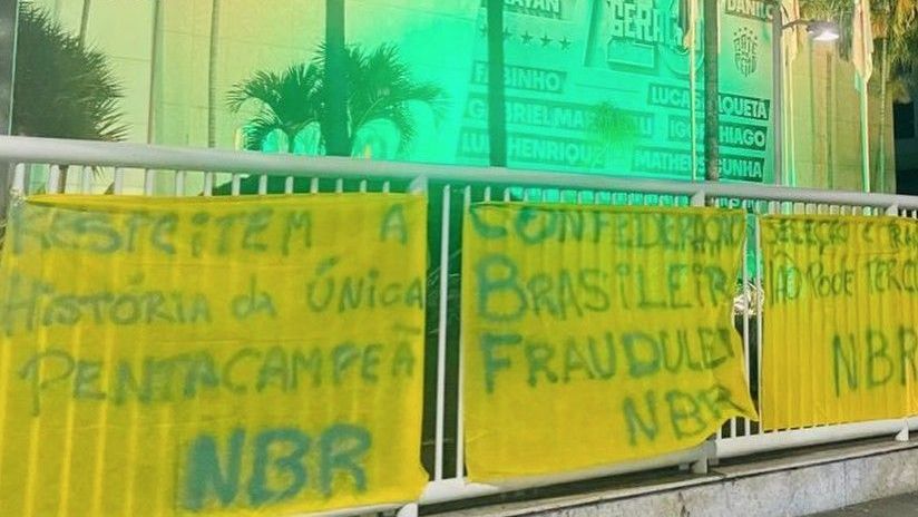 CBF recebe protestos após eliminação do Brasil na Copa