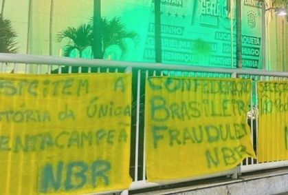 Sede da CBF é alvo de protesto após queda do Brasil na Copa: "Fraudulenta"