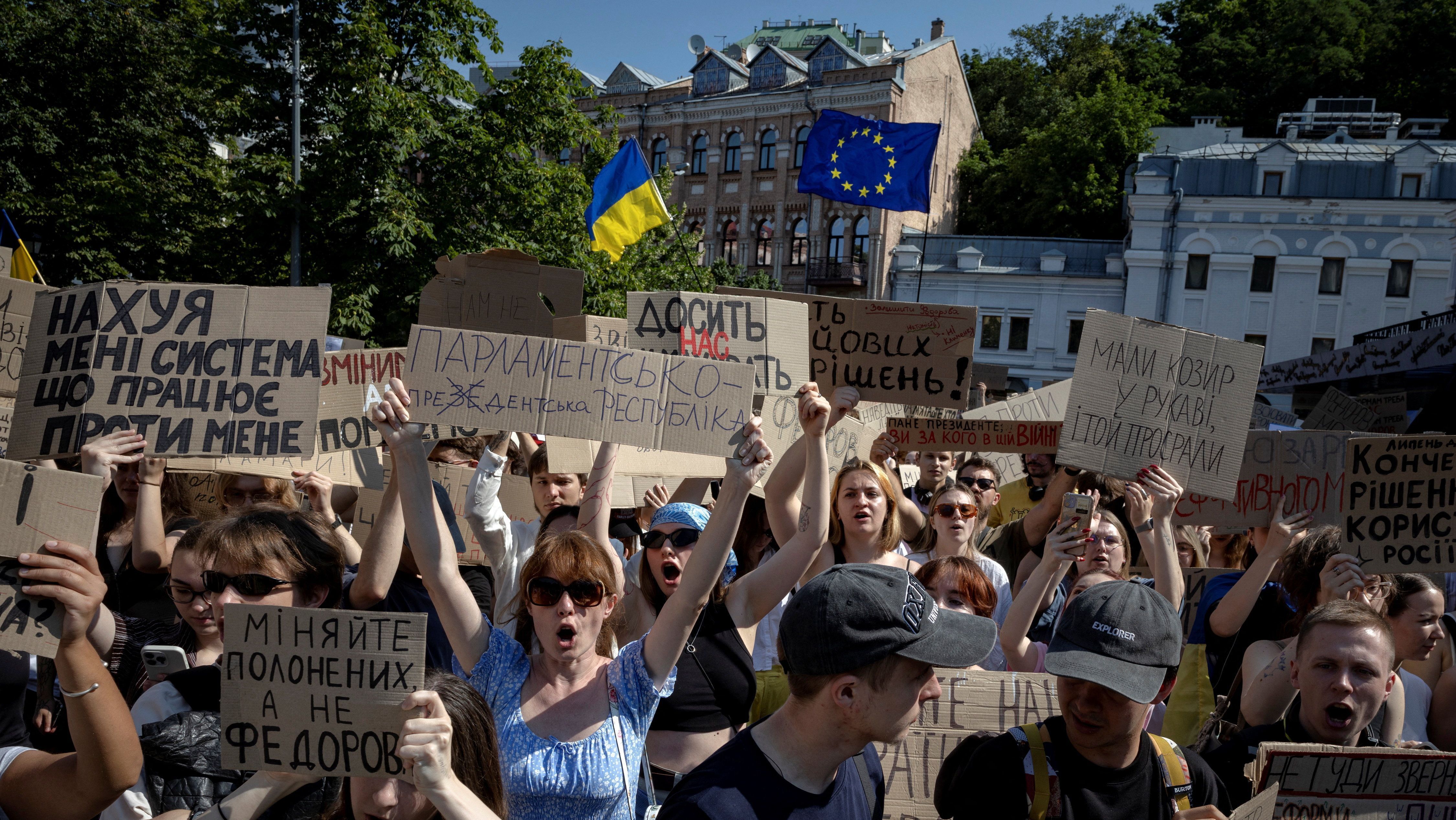Protesto em Kiev contra decisão do presidente Volodymyr Zelensky de substituir Mykhailo Fedorov no cargo de ministro da Defesa