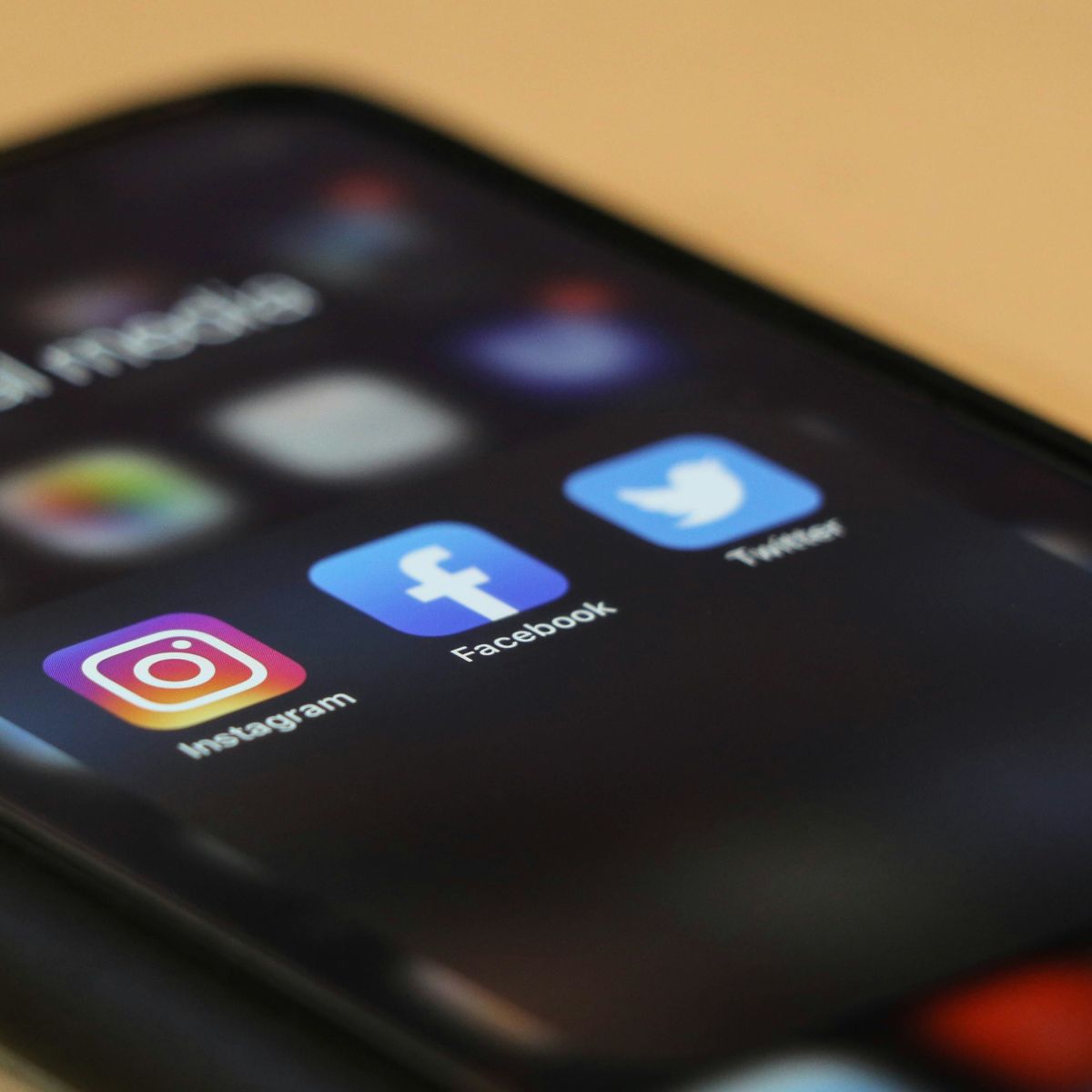 Vietnã planeja limitar acesso de menores de 16 anos a redes sociais