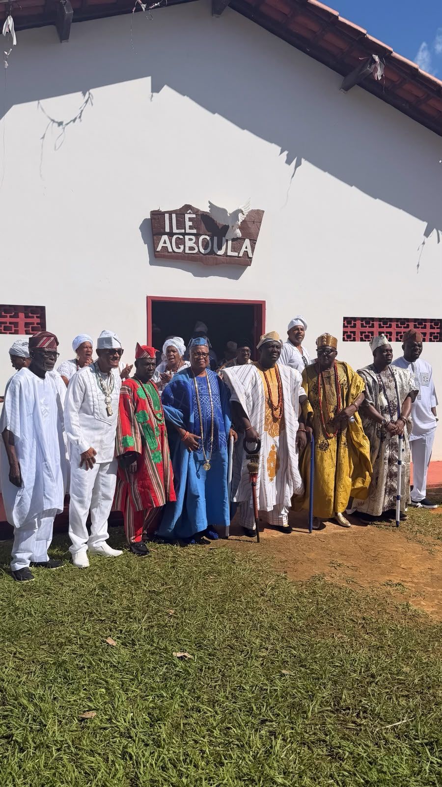O Alaafin de Oyó, trajando vestes vermelhas, ao lado de outros reis tradicionais durante visita ao Ilê Agboulá, terreiro dedicado ao culto de Bàbá Egúngún, uma das mais importantes tradições ancestrais do povo iorubá.• Arquivo pessoal | Diego de Ogum