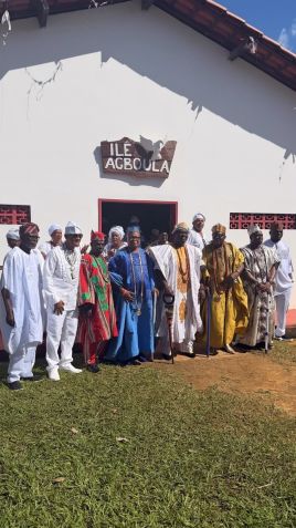 O Alaafin de Oyó, trajando vestes vermelhas, ao lado de outros reis tradicionais durante visita ao Ilê Agboulá, terreiro dedicado ao culto de Bàbá Egúngún, uma das mais importantes tradições ancestrais do povo iorubá.• Arquivo pessoal | Diego de Ogum
