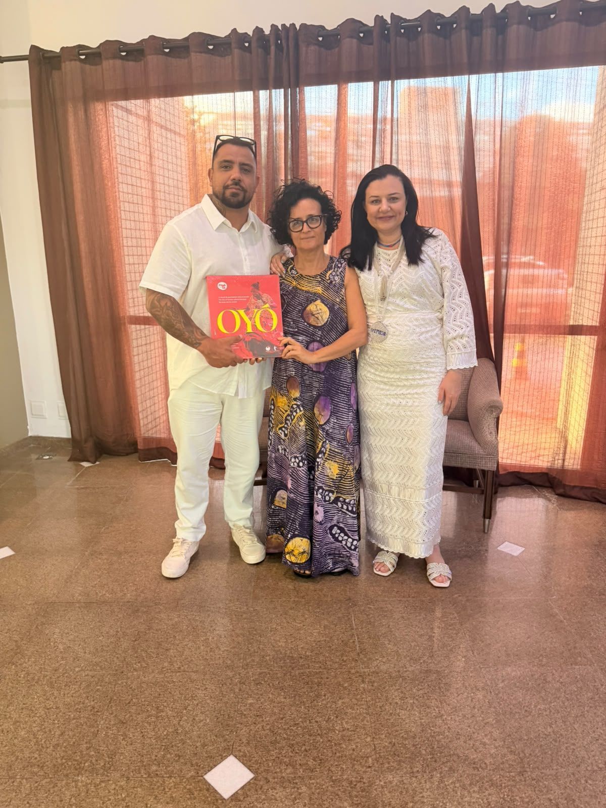 Sacerdote Diego de Ogum, ao lado da embaixadora Paula Gomes e da sacerdotisa de Iemanjá Renata Barcellos • Arquivo pessoal | Sacerdote Diego de Ogum