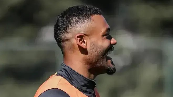 Sabino avança em recuperação e treina parcialmente com o elenco