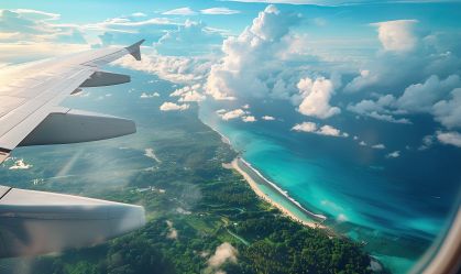 Imagem aérea de paisagem com nuvens, céu azul, mar e área verde.