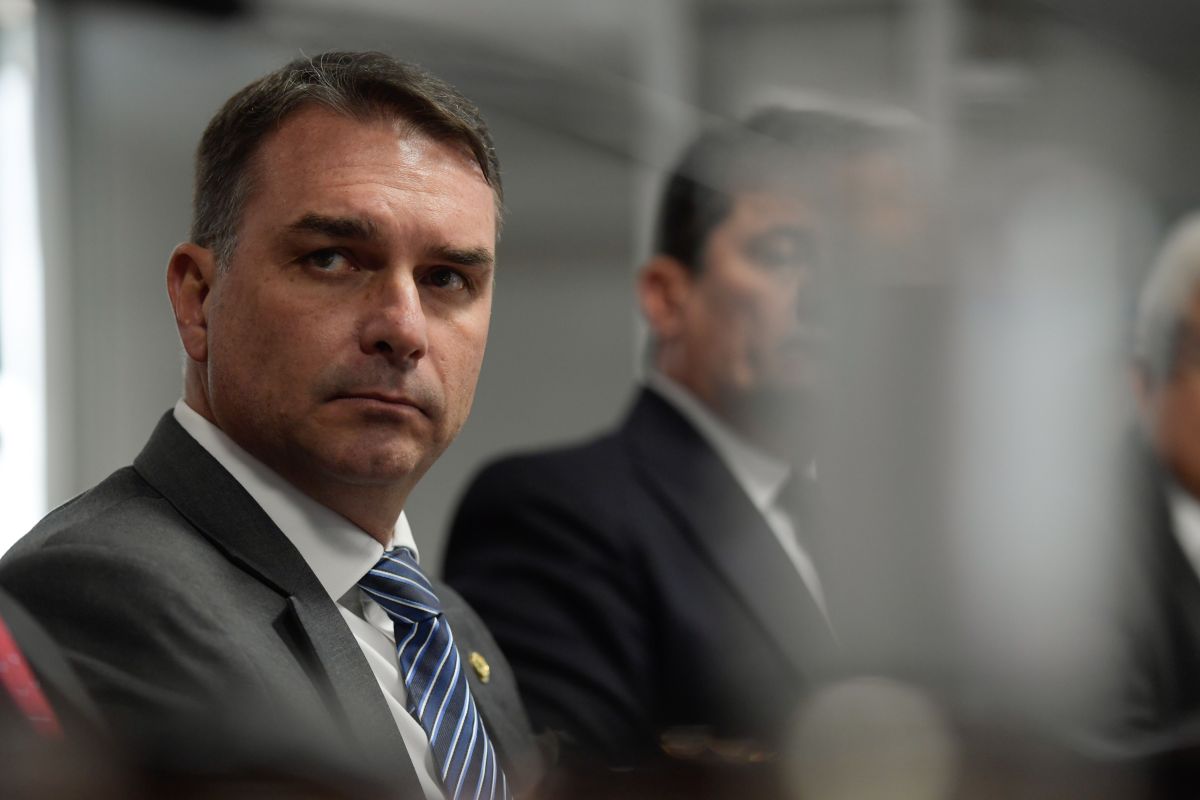 Sem apoio da federação União-PP, Flávio busca Republicanos e Podemos