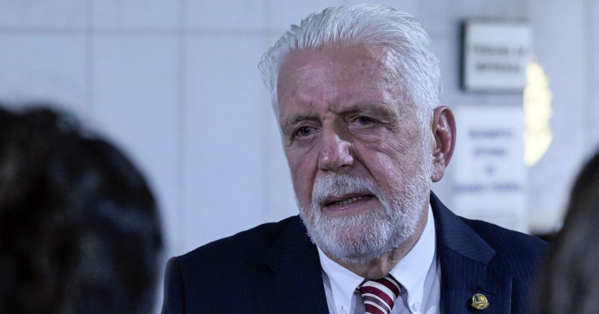 Jaques declara inocência, cita apoio de Lula, mas recusa falar sobre Master