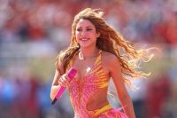 Shakira faz postagem comemorativa com artistas após final da Copa do Mundo