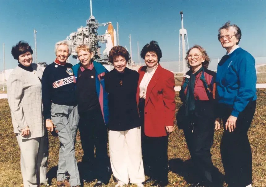 As integrantes do grupo Mercury 13 posam perto do ônibus espacial Discovery no Cabo Canaveral em 1995, incluindo (da esquerda para a direita) Gene Nora Jessen, Wally Funk, Jerrie Cobb, Jerri Truhill, Sarah Rutley, Myrtle Cagle e Bernice Steadman • NASA/Shutterstock