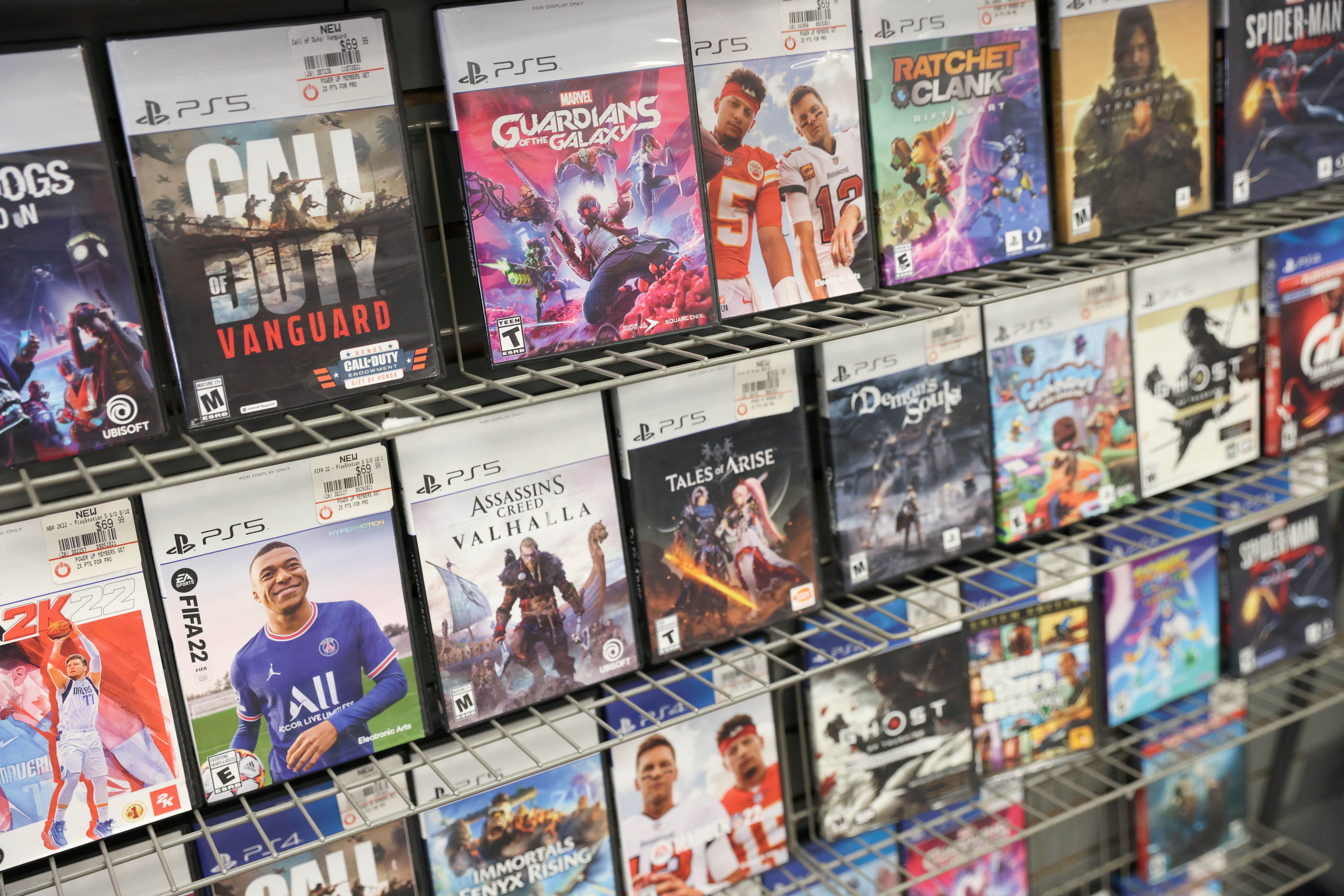 Jogos para PlayStation 5 à venda em loja da GameStop em Manhattan, Nova York, 7 de dezembro de 2021