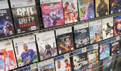 Jogos para PlayStation 5 à venda em loja da GameStop em Manhattan, Nova York, 7 de dezembro de 2021