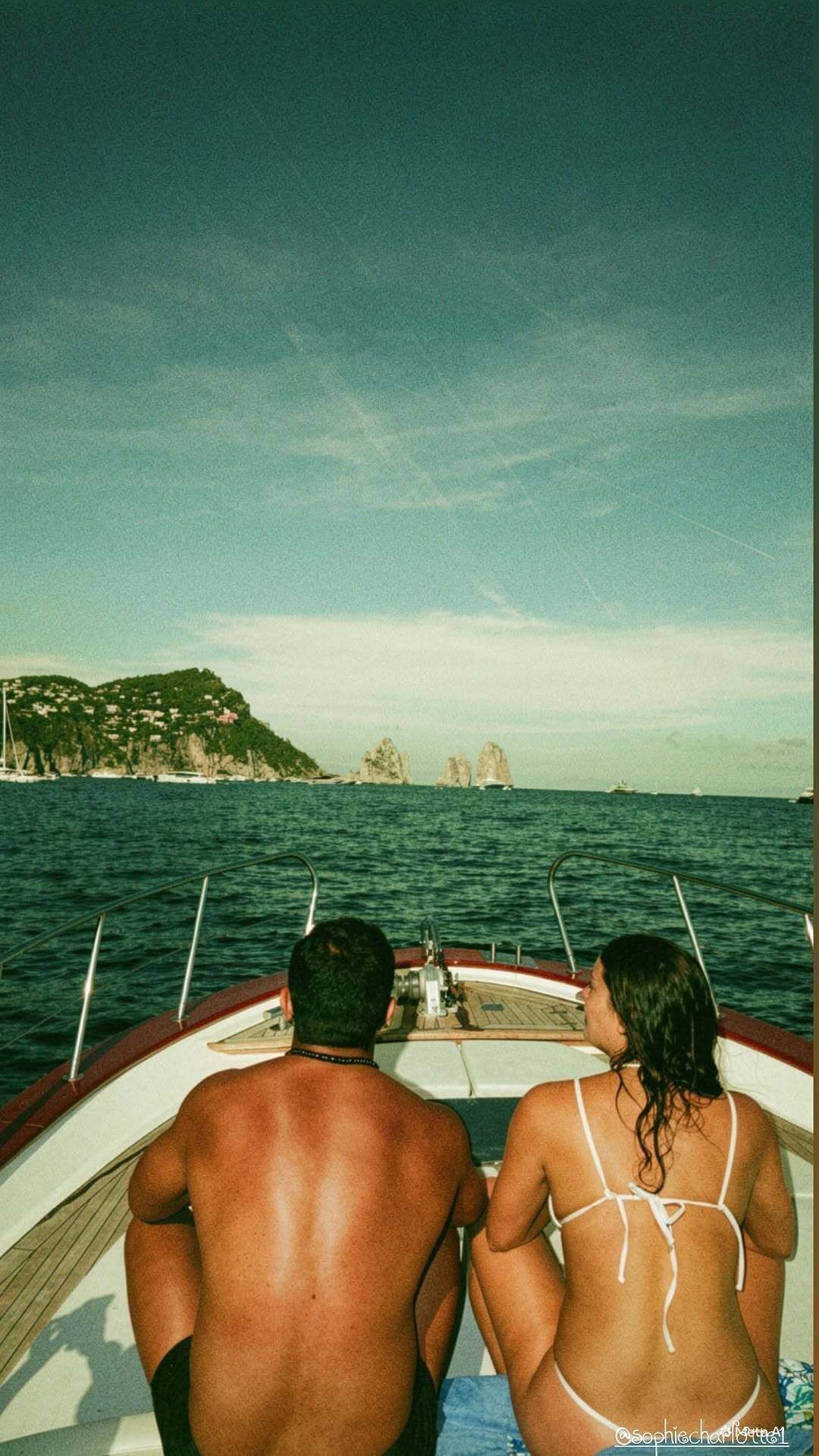 Xamã posta foto romântica com Sophie Charlotte em meio a boatos de gravidez • Instagram / Xamã